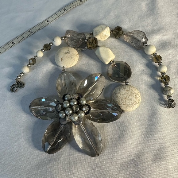 Large chunky smoky gray flower and bead necklace - Picture 6 of 7